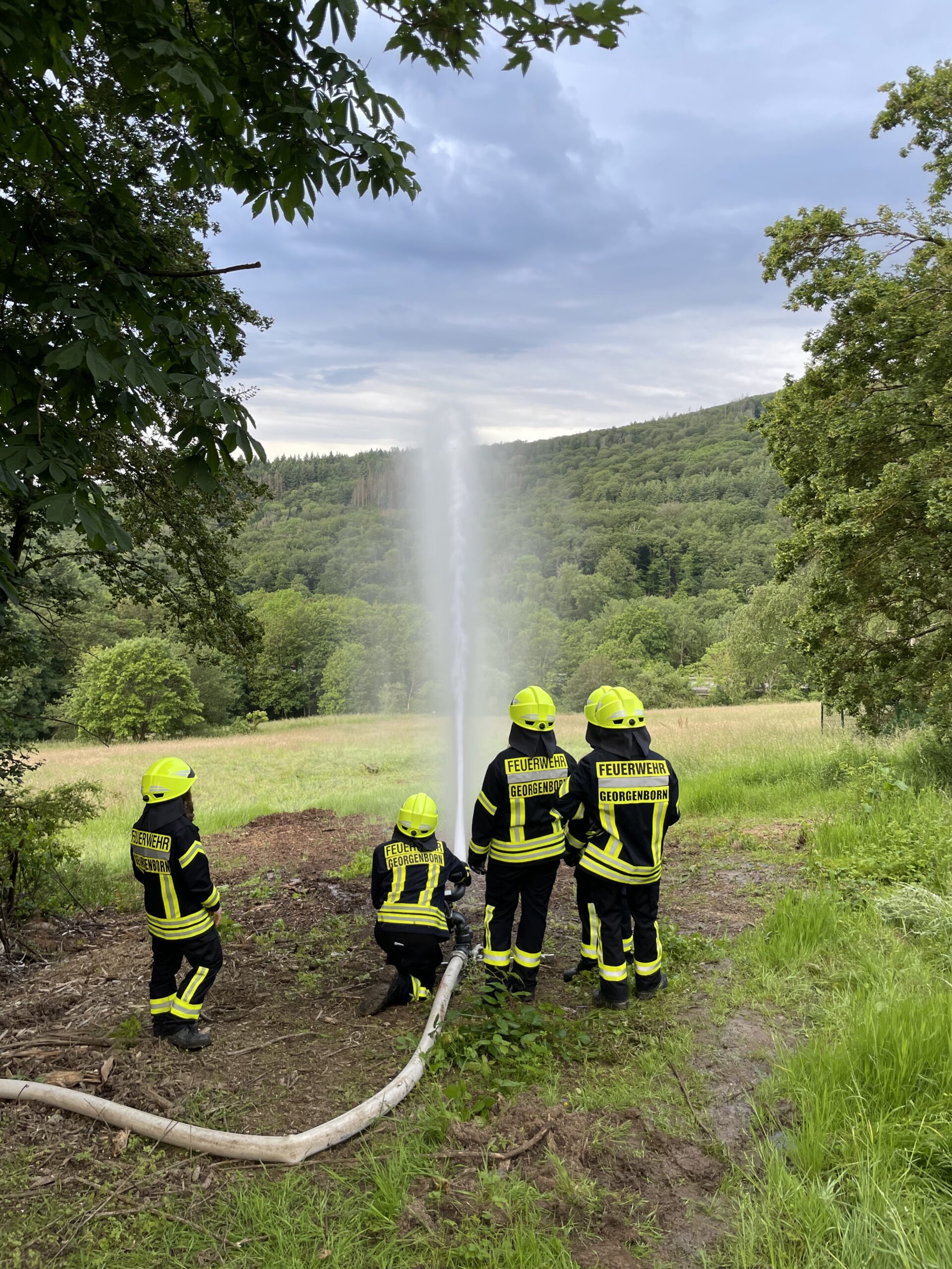 FF Georgenborn beim Übungsdienst mit Strahlrohr am Feld